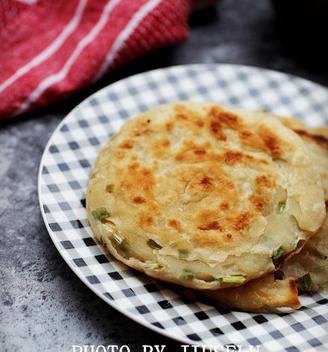 烫面葱油饼的做法步骤，烫面葱油饼的家常做法