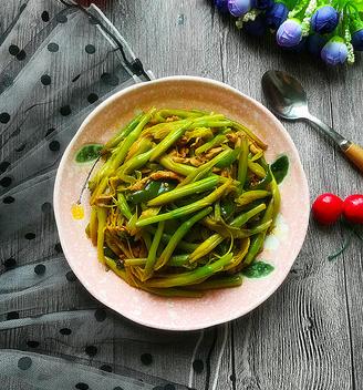 黄花菜炒肉的做法步骤，黄花菜炒肉的家常做法